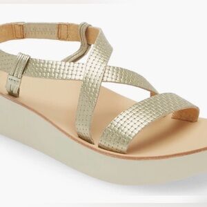 NWT OLUKAI METALLIC GOLD ONOHI STRAPPY  SANDALS SZ 9
